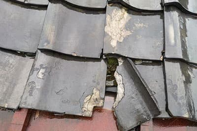 瓦の割れ、ズレ