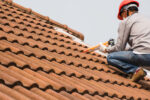 屋根の雨漏りはコーキングで修理できる？手順や注意点を解説します