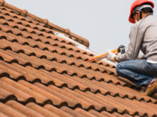 屋根の雨漏りはコーキングで修理できる？手順や注意点を解説します