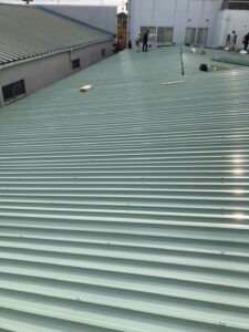 大阪府門真市にて向上屋根修理〈「ボトムフラット」でカバー工法〉 施工後