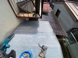 京都市にてトタン屋根修理 施工中