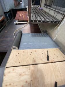 京都市にてトタン屋根修理 施工中