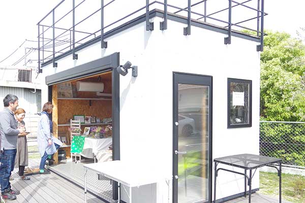 小屋を使用したマルシェ