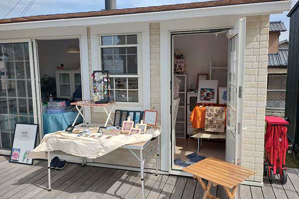 小屋を使用したマルシェ