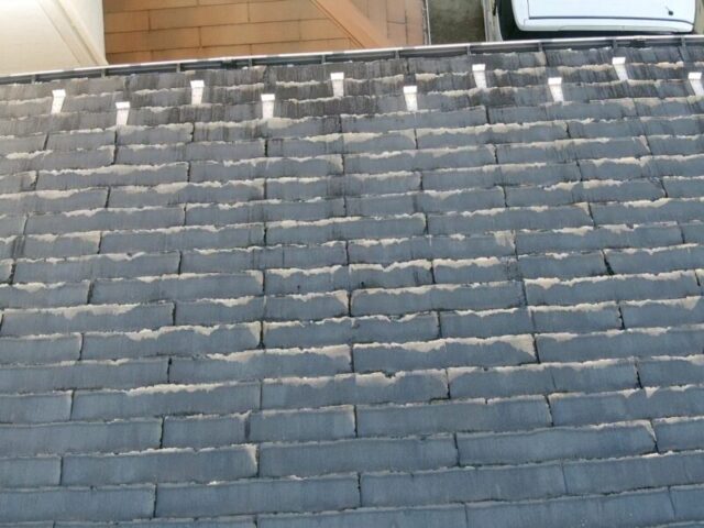 さいたま市岩槻区にて屋根修理〈パミール屋根材の割れ・劣化〉 施工前