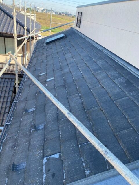 さいたま市見沼区にて屋根修理〈雹災による樋の穴あき・屋根の劣化〉 施工前