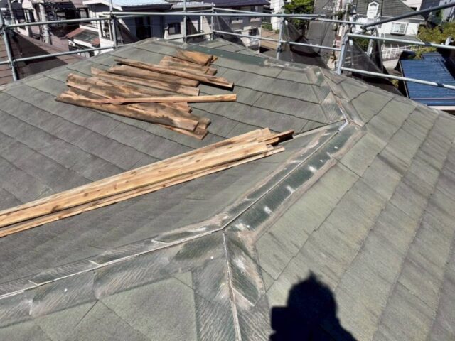 横浜市旭区にて屋根修理〈軒天の崩れ・屋根カバー工法〉 施工前