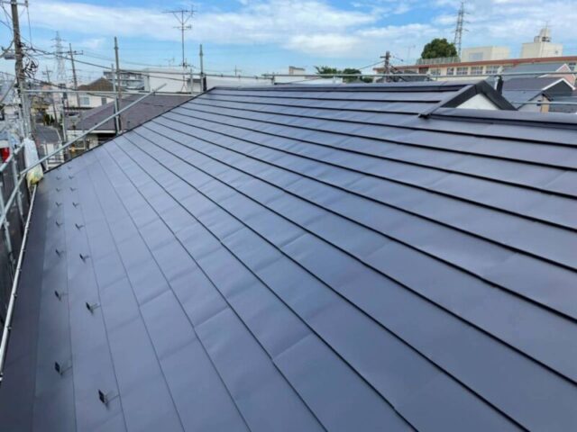横浜市旭区にて屋根修理〈金属屋根へのカバー工法〉 施工後