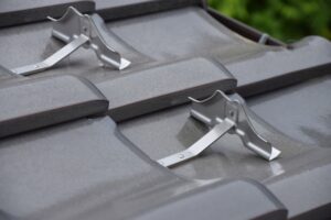 屋根に取り付けられる雪止めの種類と設置すべき建物の条件とは？