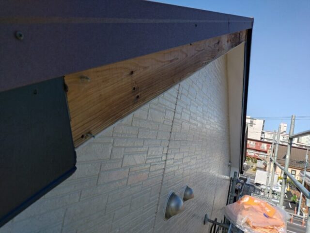 さいたま市岩槻区にて火災保険による破風板の修理 施工前