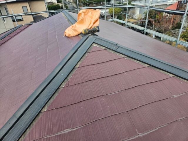 ふじみ野市にて屋根修理・カバー工法〈築36年スレート屋根のメンテナンス〉 施工前