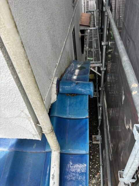 所沢市にて屋根修理・葺き替え工事〈瓦のズレや割れからの雨漏り〉 施工前