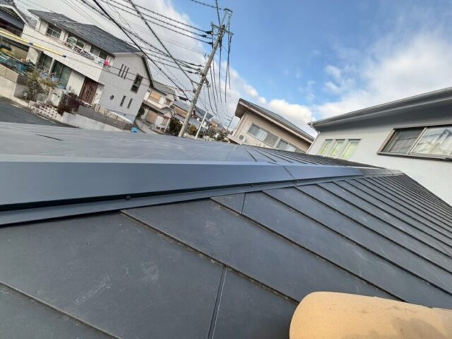 奈良市にて強風被害による棟板金交換〈樹脂製貫板にアップグレード〉 施工後
