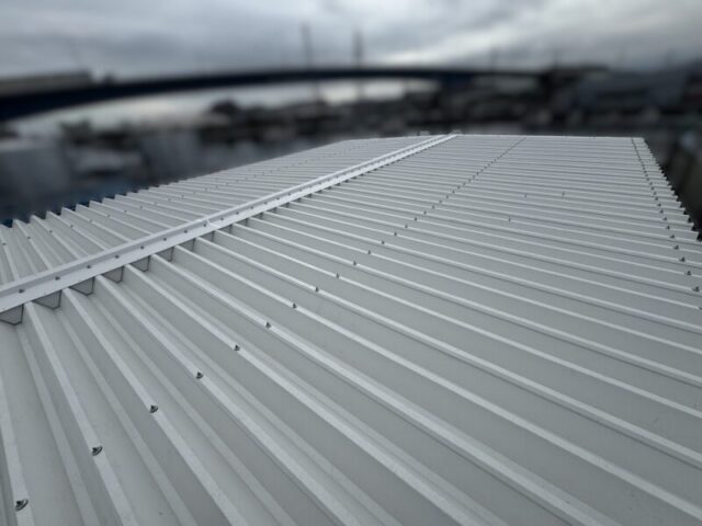 大阪府富田林市にて屋根修理〈タンクローリー充填所の新築工事・屋根目隠し施工〉 施工後