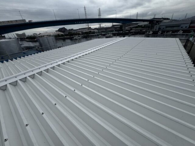 大阪府富田林市にて屋根修理〈タンクローリー充填所の新築工事・屋根目隠し施工〉 施工後