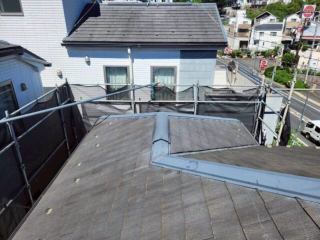 川崎市にて屋根修理〈コロニアルからタフワイドへのカバー工法〉 施工前