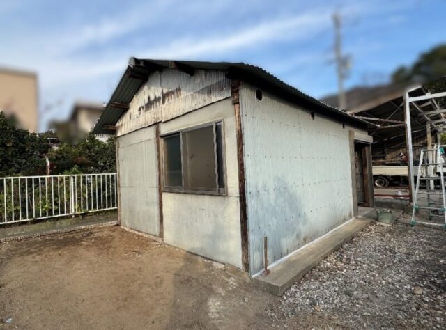 大阪府富田林市にて納屋の改修工事〈屋根リフォーム・板金製の庇新設〉 施工前