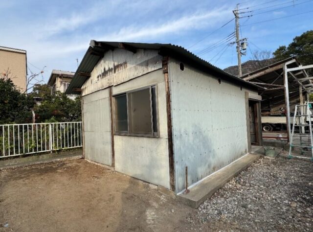 大阪府富田林市にて納屋の改修工事〈屋根リフォーム・板金製の庇新設〉 施工前