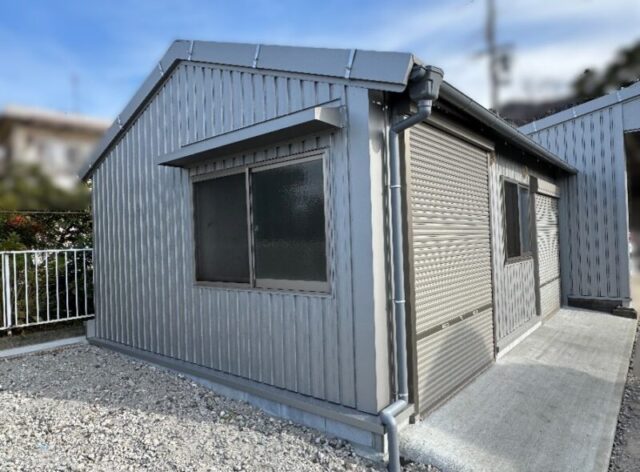 大阪府富田林市にて納屋の改修工事〈屋根リフォーム・板金製の庇新設〉 施工後