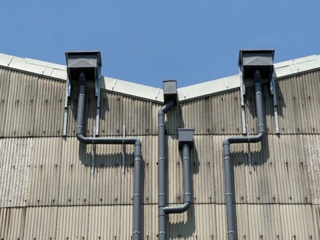 大阪府富田林市にて雨樋の取り付け〈竪樋増設工事〉 施工後