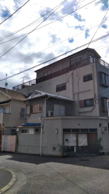 京都市のご住宅にて雨漏り修理工事〈白い金属屋根への葺き替え〉 施工後