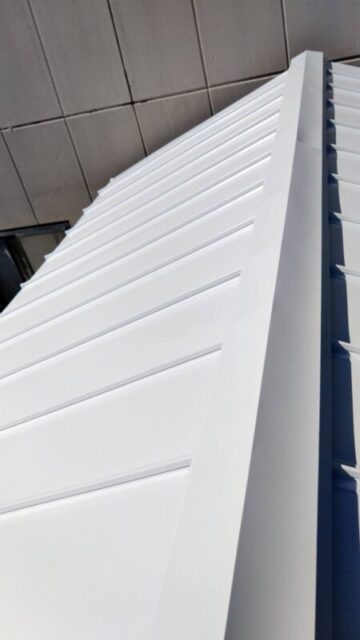 京都市のご住宅にて雨漏り修理工事〈白い金属屋根への葺き替え〉 施工後