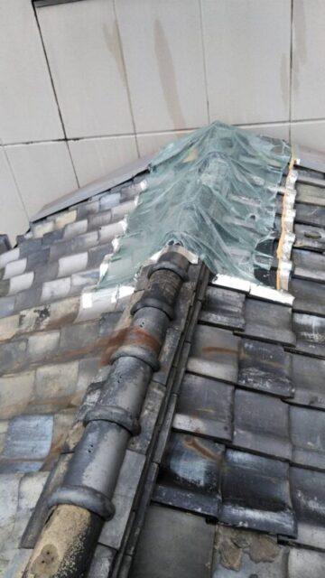 京都市のご住宅にて雨漏り修理工事〈白い金属屋根への葺き替え〉 施工前