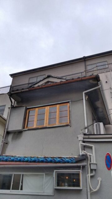 京都市のご住宅にて雨漏り修理工事〈白い金属屋根への葺き替え〉 施工前