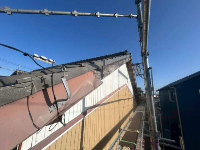 岡崎市にて屋根修理〈漆喰の塗り直し・破風板金巻き〉 施工前