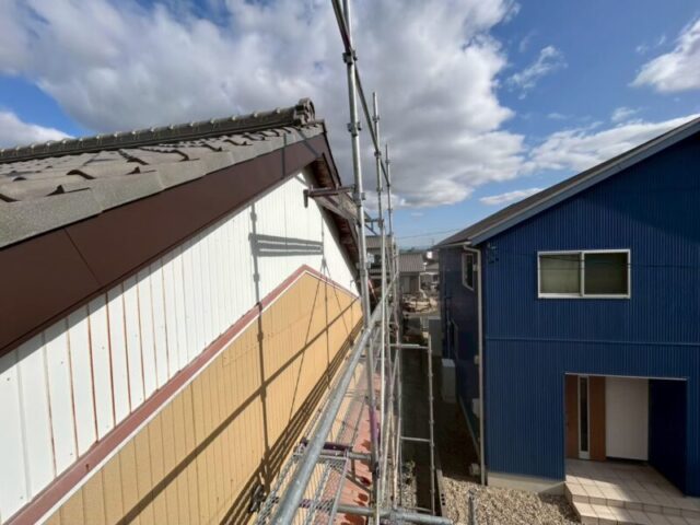 岡崎市にて屋根修理〈漆喰の塗り直し・破風板金巻き〉 施工前