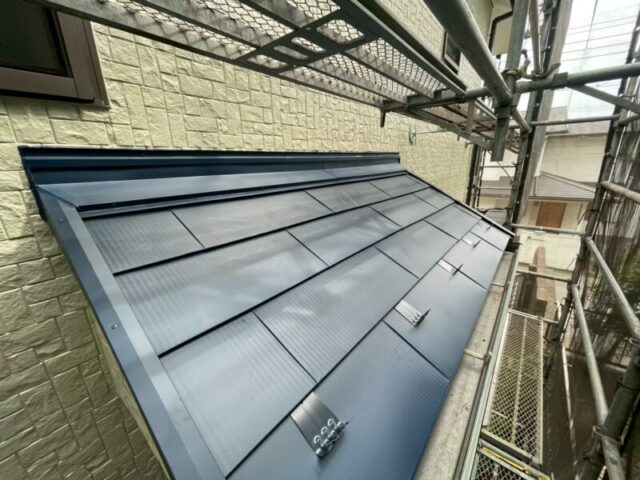 横浜市港北区にて築20年のスレート屋根を「ヒランビー」でカバー工法 施工後