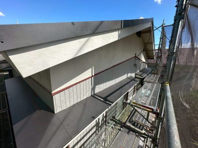 横浜市神奈川区にてアパート屋根カバー工法と庇葺き替え・雨樋交換工事 施工後
