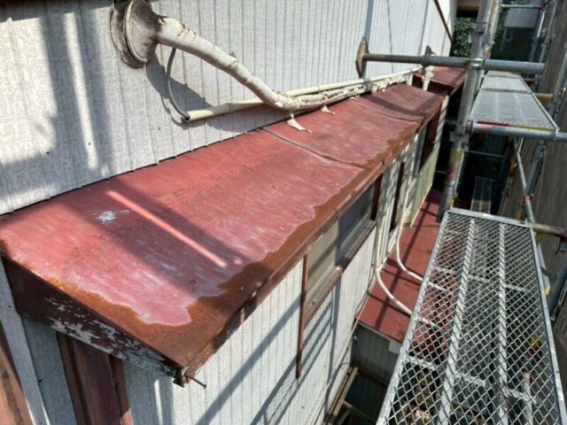 横浜市神奈川区にてアパート屋根カバー工法と庇葺き替え・雨樋交換工事 施工前