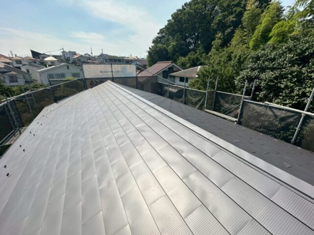 横浜市神奈川区にてアパート屋根カバー工法と庇葺き替え・雨樋交換工事 施工後