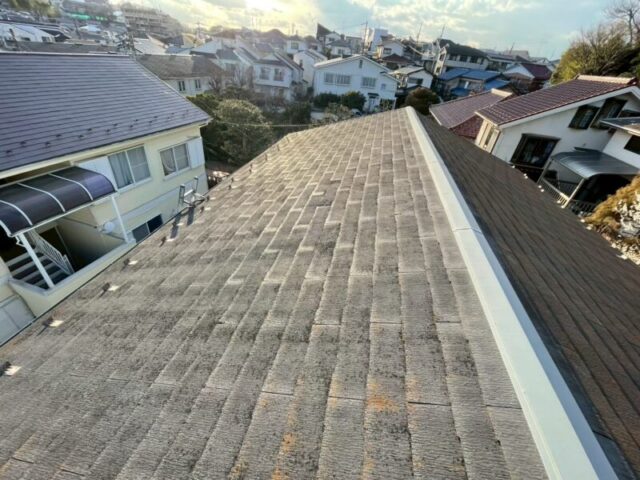 横浜市神奈川区にてアパート屋根カバー工法と庇葺き替え・雨樋交換工事 施工前