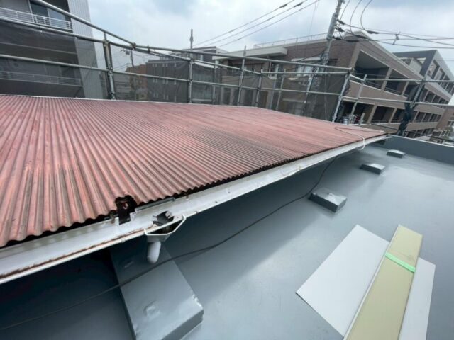 横浜市港南区にて屋根修理〈マンション屋根の雨漏り改修工事〉 施工前