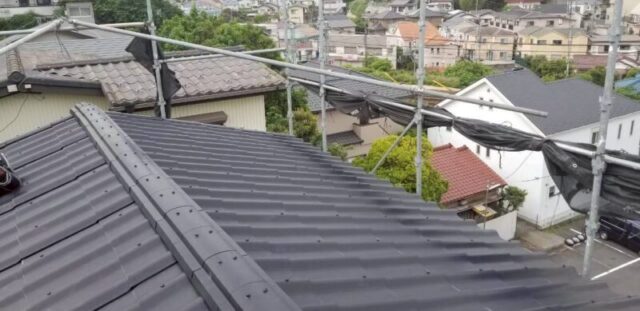 川崎市にて屋根修理〈瓦から横暖ルーフへの葺き替え工事〉 施工前