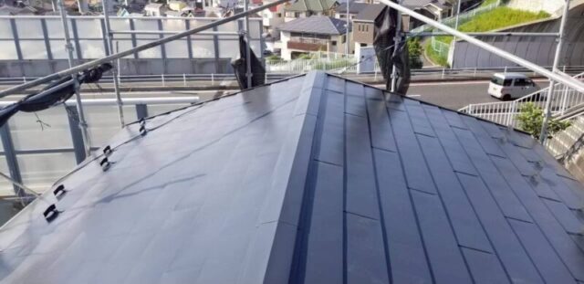 川崎市にて屋根修理〈瓦から横暖ルーフへの葺き替え工事〉 施工後