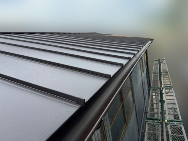 富田林市にて屋根修理〈老朽化したブリキ屋根のカバー工法〉 施工後