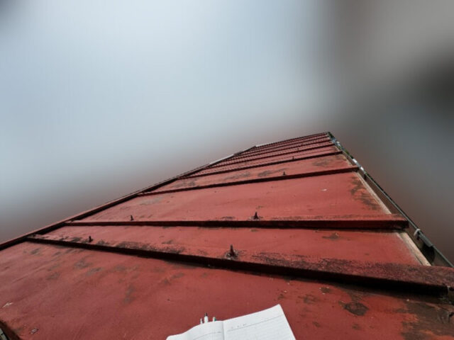 富田林市にて屋根修理〈老朽化したブリキ屋根のカバー工法〉 施工前