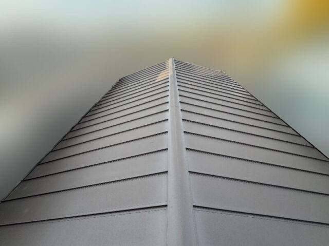 富田林市にて屋根修理〈老朽化したブリキ屋根のカバー工法〉 施工後