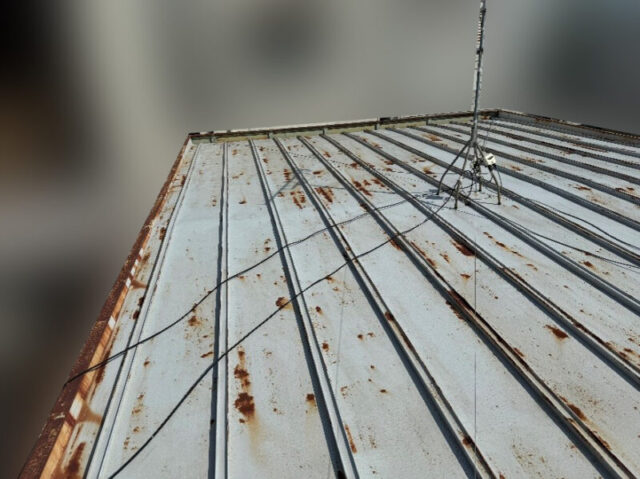 富田林市にて屋根修理〈中古住宅の屋根カバー工法・低勾配屋根の雨漏りリスクを改善〉 施工前