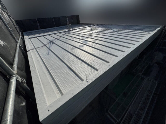 富田林市にて屋根修理〈中古住宅の屋根カバー工法・低勾配屋根の雨漏りリスクを改善〉 施工後