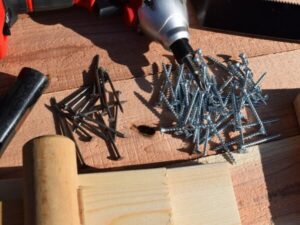 屋根修理に使われる釘・ビスの違いとは？材料選びで工事の質が変わる理由を徹底解説