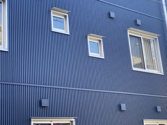 富田林市にて外壁改修工事〈事務所ビル・板金カバー工法〉 施工後