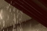 屋根からの音がうるさい？雨音・風音の原因と対策法を解説