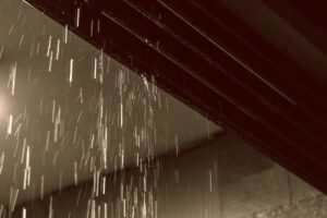 屋根からの音がうるさい？雨音・風音の原因と対策法を解説