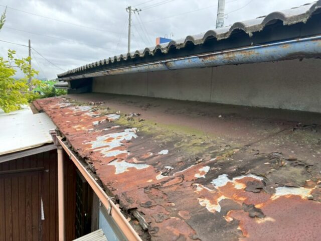 高松市にて板金工事・雨樋交換〈錆びつきの酷い庇〉 施工前