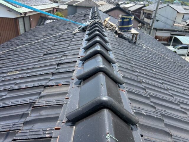 高松市にて瓦屋根修理〈棟瓦ずれ修復・瓦止め施工〉 施工前