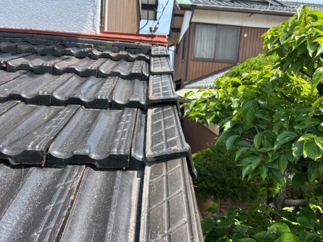 高松市にて瓦屋根修理〈棟瓦ずれ修復・瓦止め施工〉 施工前